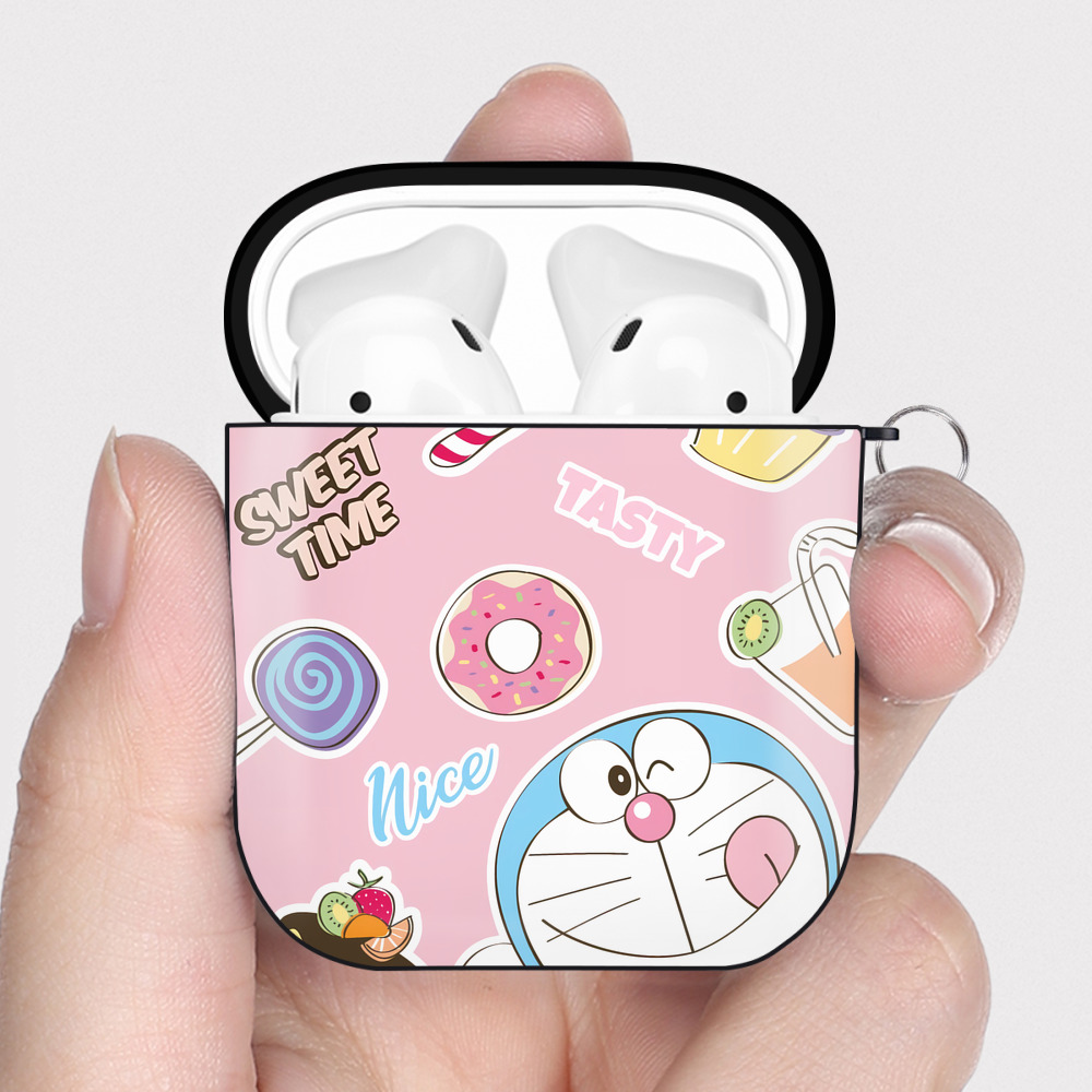 （画像用） ドラえもん Doraemon AirPods 第2世代保護ケース ハードシェル ブラック 耐衝撃・防指紋・カラビナ付き