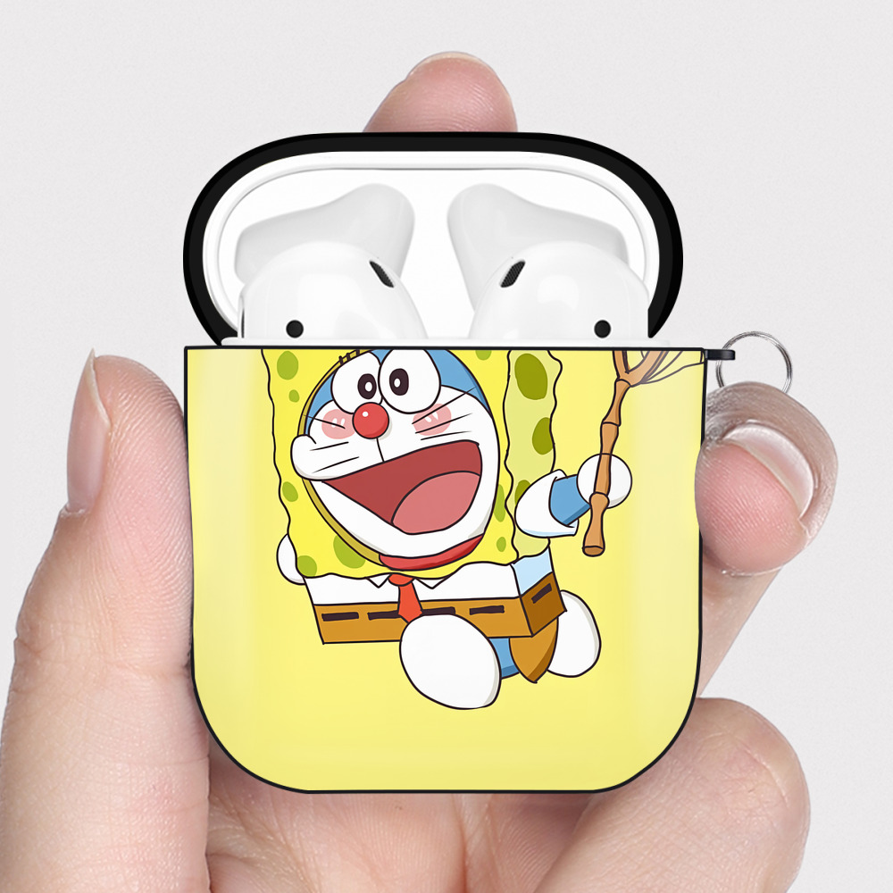 （画像用） ドラえもん Doraemon AirPods 第2世代保護ケース ハードシェル ブラック 耐衝撃・防指紋・カラビナ付き