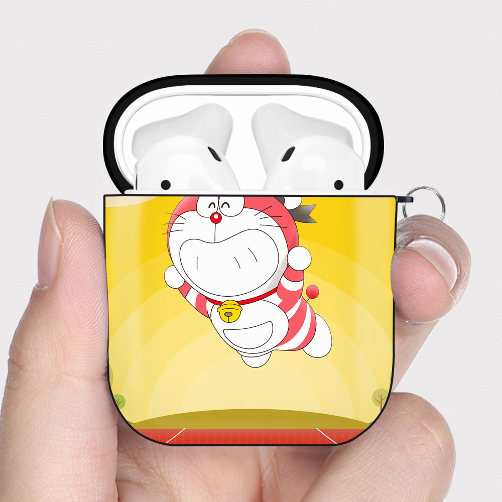 （画像用） ドラえもん Doraemon AirPods 第2世代保護ケース ハードシェル ブラック 耐衝撃・防指紋・カラビナ付き