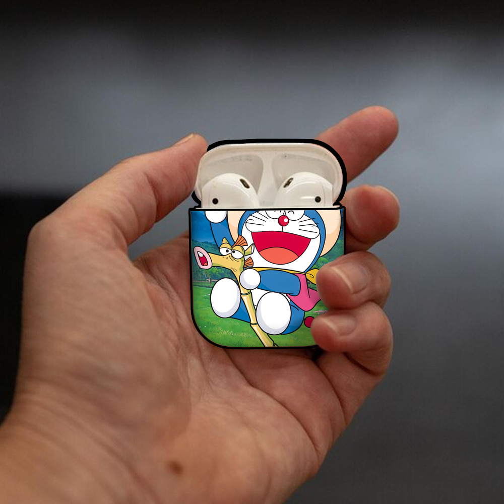 ドラえもん Doraemon AirPods 第2世代保護ケース ハードシェル ブラック 耐衝撃・防指紋・カラビナ付き