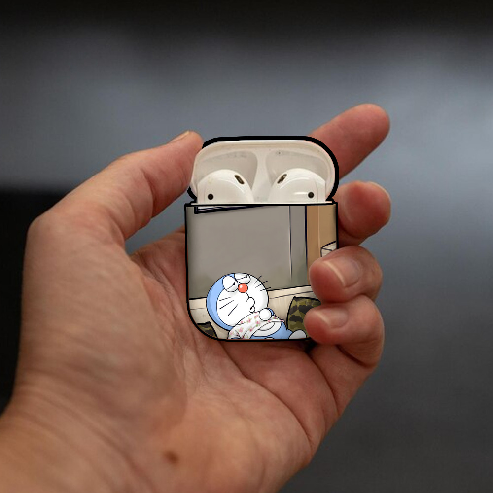 ドラえもん Doraemon AirPods 第2世代保護ケース ハードシェル ブラック 耐衝撃・防指紋・カラビナ付き