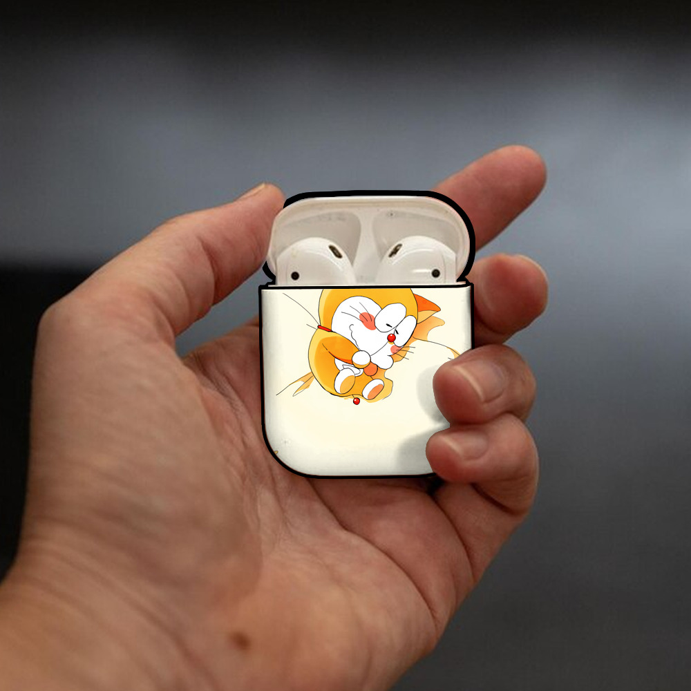 ドラえもん Doraemon AirPods 第2世代保護ケース ハードシェル ブラック 耐衝撃・防指紋・カラビナ付き