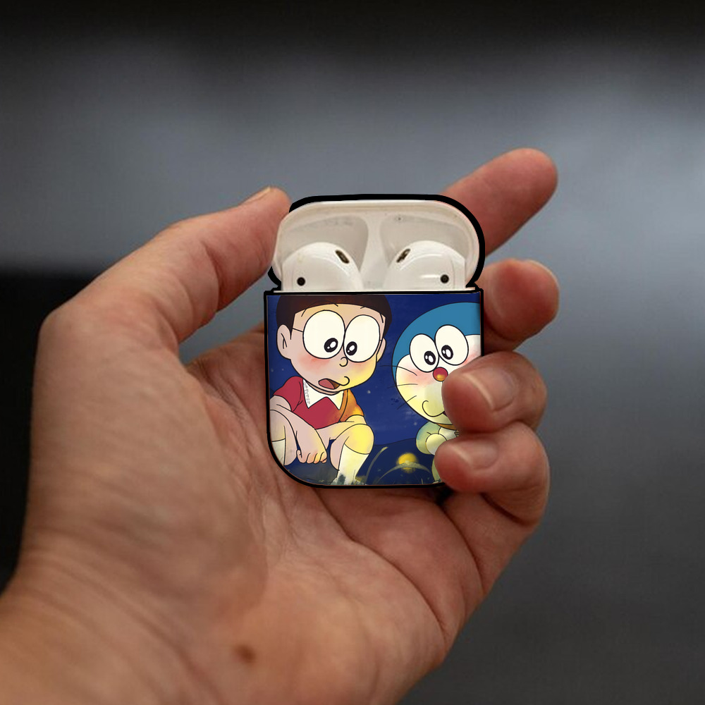 ドラえもん Doraemon AirPods 第2世代保護ケース ハードシェル ブラック 耐衝撃・防指紋・カラビナ付き