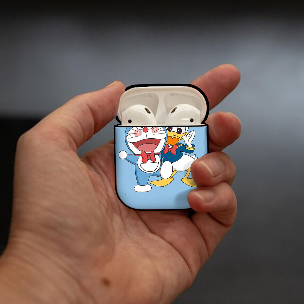 ドラえもん Doraemon AirPods 第2世代保護ケース ハードシェル ブラック 耐衝撃・防指紋・カラビナ付き