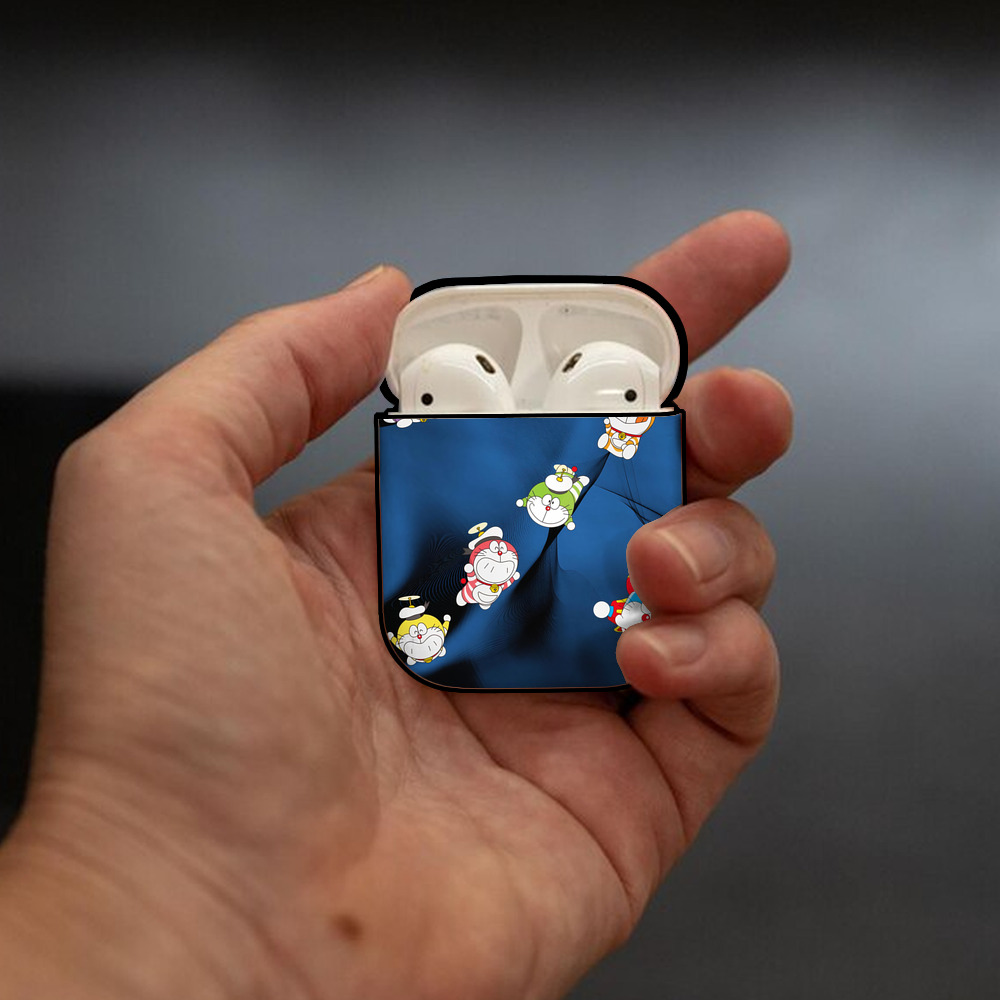 ドラえもん Doraemon AirPods 第2世代保護ケース ハードシェル ブラック 耐衝撃・防指紋・カラビナ付き