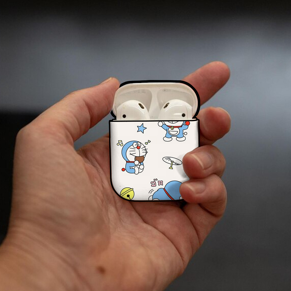 ドラえもん Doraemon AirPods 第2世代保護ケース ハードシェル ブラック 耐衝撃・防指紋・カラビナ付き