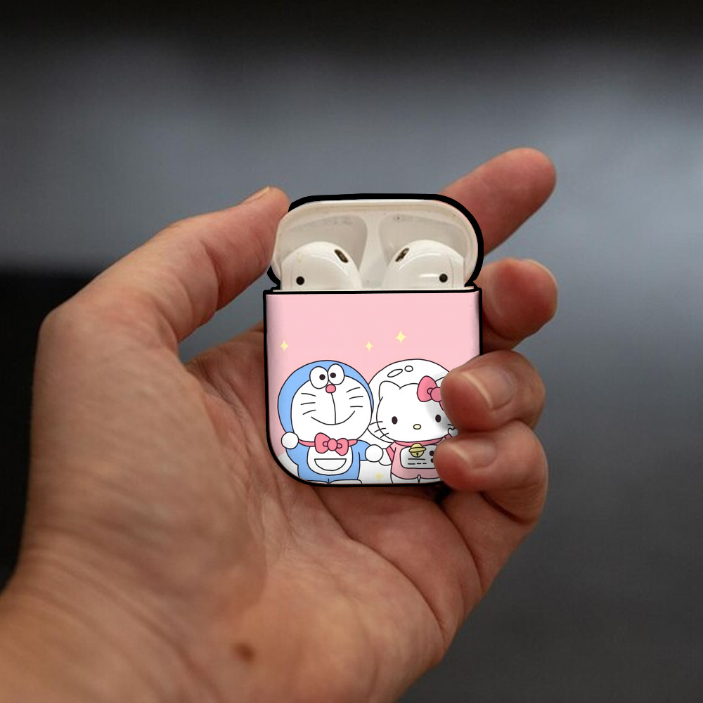 ドラえもん Doraemon AirPods 第2世代保護ケース ハードシェル ブラック 耐衝撃・防指紋・カラビナ付き