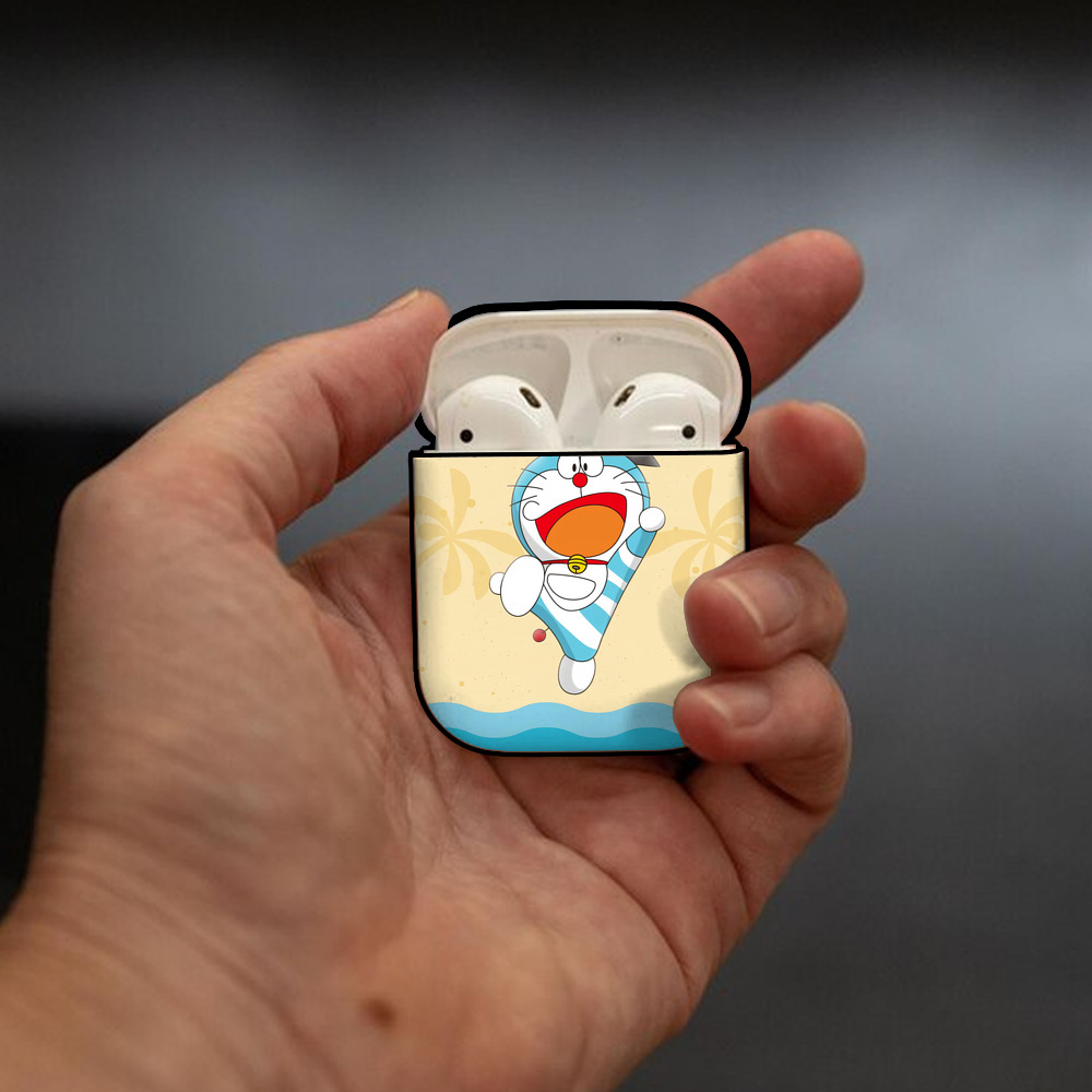 ドラえもん Doraemon AirPods 第2世代保護ケース ハードシェル ブラック 耐衝撃・防指紋・カラビナ付き