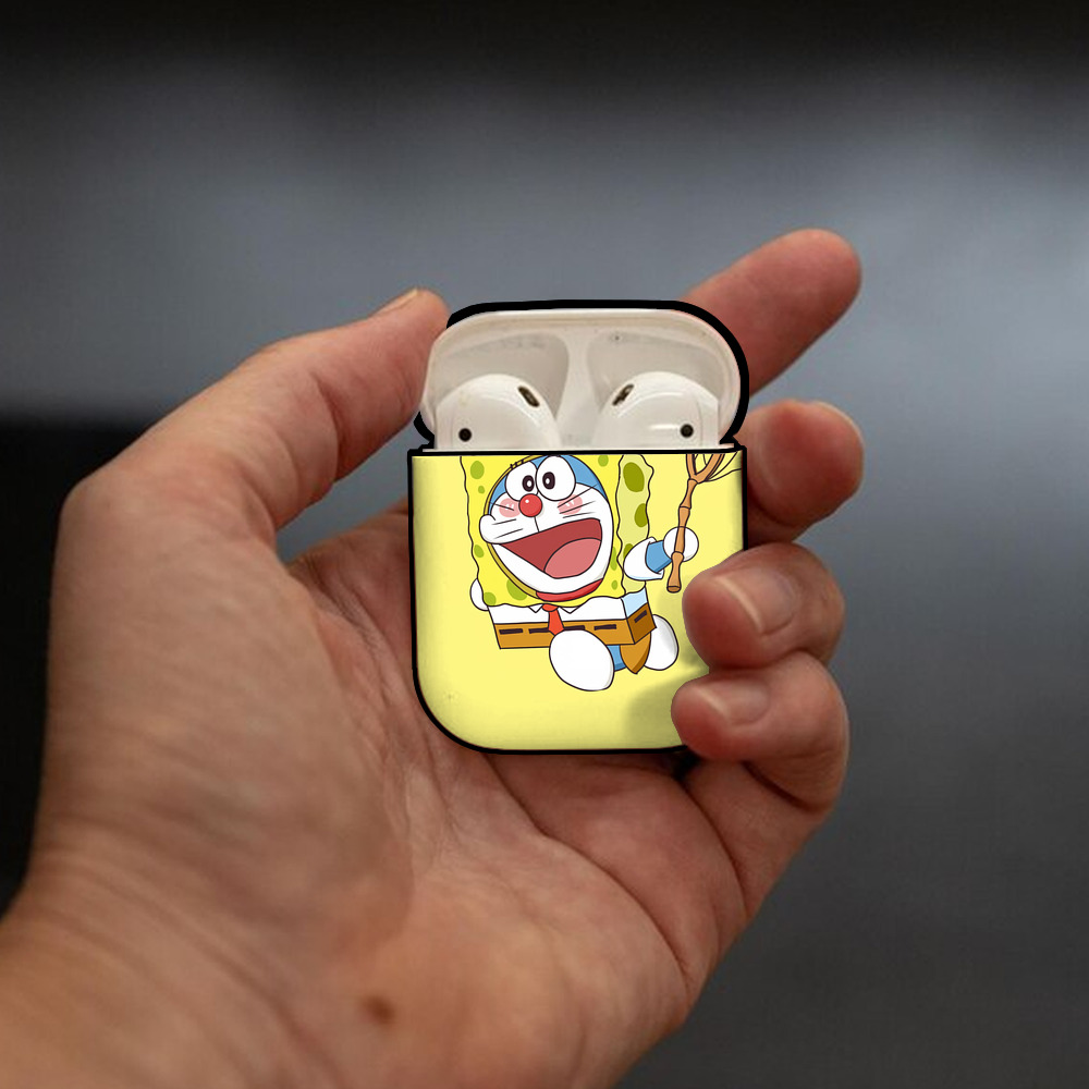 ドラえもん Doraemon AirPods 第2世代保護ケース ハードシェル ブラック 耐衝撃・防指紋・カラビナ付き