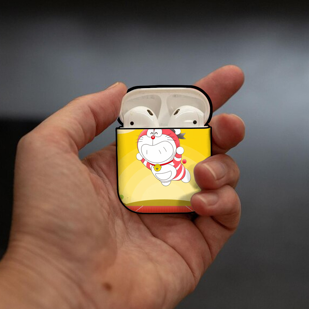 ドラえもん Doraemon AirPods 第2世代保護ケース ハードシェル ブラック 耐衝撃・防指紋・カラビナ付き