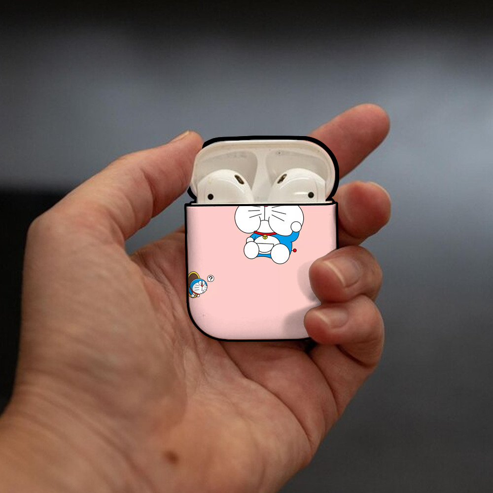 ドラえもん Doraemon AirPods 第2世代保護ケース ハードシェル ブラック 耐衝撃・防指紋・カラビナ付き