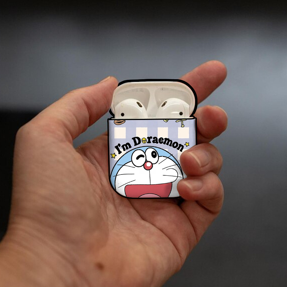 ドラえもん Doraemon AirPods 第2世代保護ケース ハードシェル ブラック 耐衝撃・防指紋・カラビナ付き