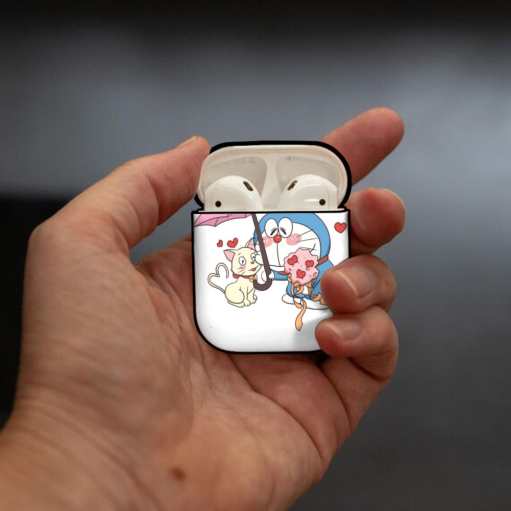 ドラえもん Doraemon AirPods 第2世代保護ケース ハードシェル ブラック 耐衝撃・防指紋・カラビナ付き