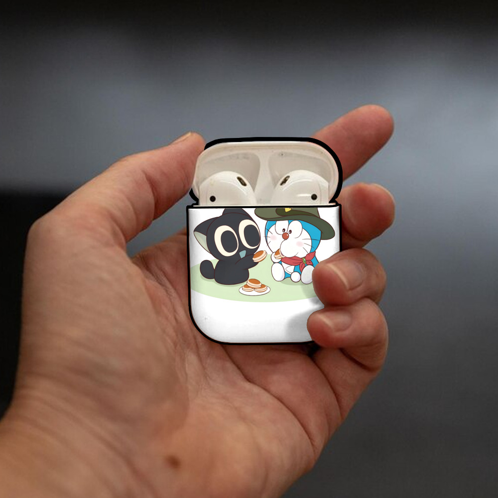 ドラえもん Doraemon AirPods 第2世代保護ケース ハードシェル ブラック 耐衝撃・防指紋・カラビナ付き