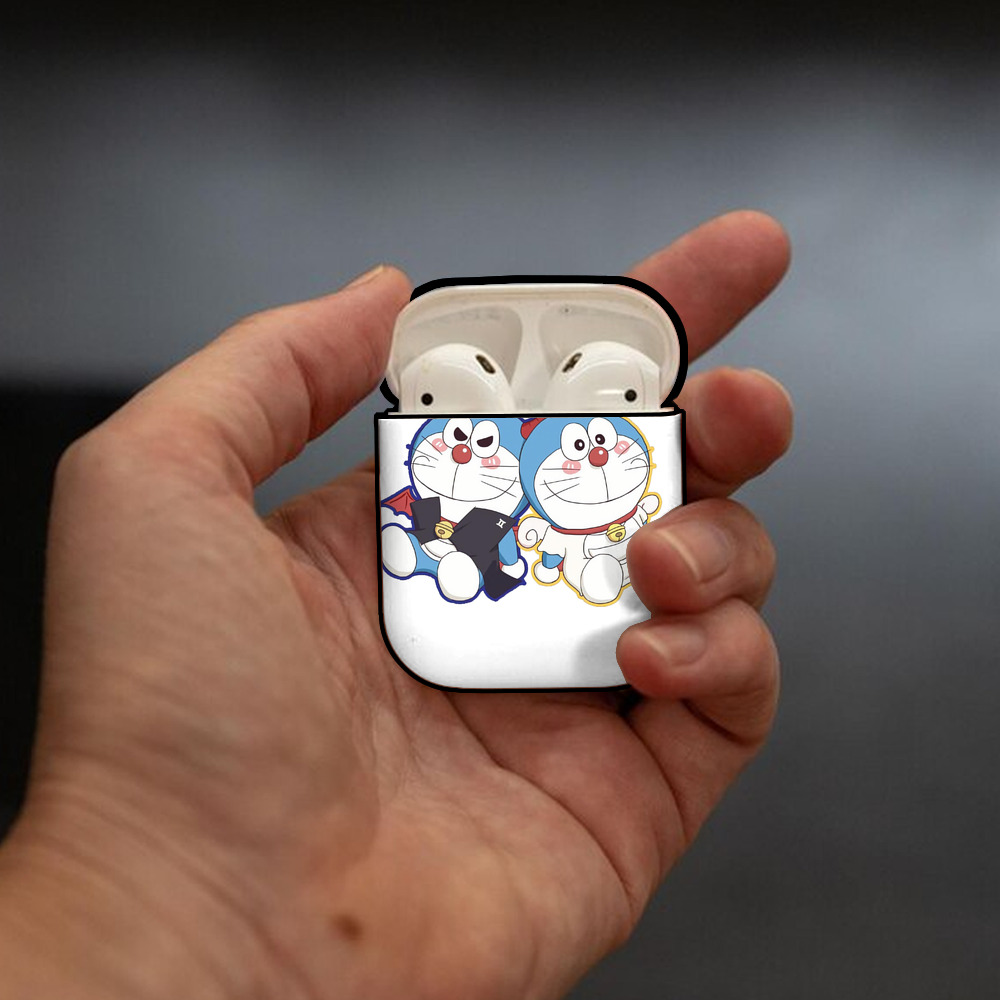 ドラえもん Doraemon AirPods 第2世代保護ケース ハードシェル ブラック 耐衝撃・防指紋・カラビナ付き