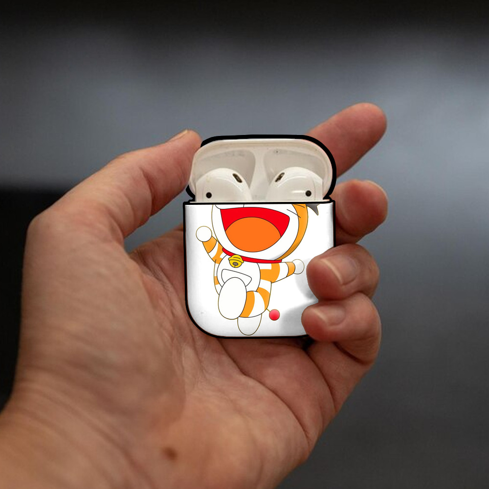 ドラえもん Doraemon AirPods 第2世代保護ケース ハードシェル ブラック 耐衝撃・防指紋・カラビナ付き