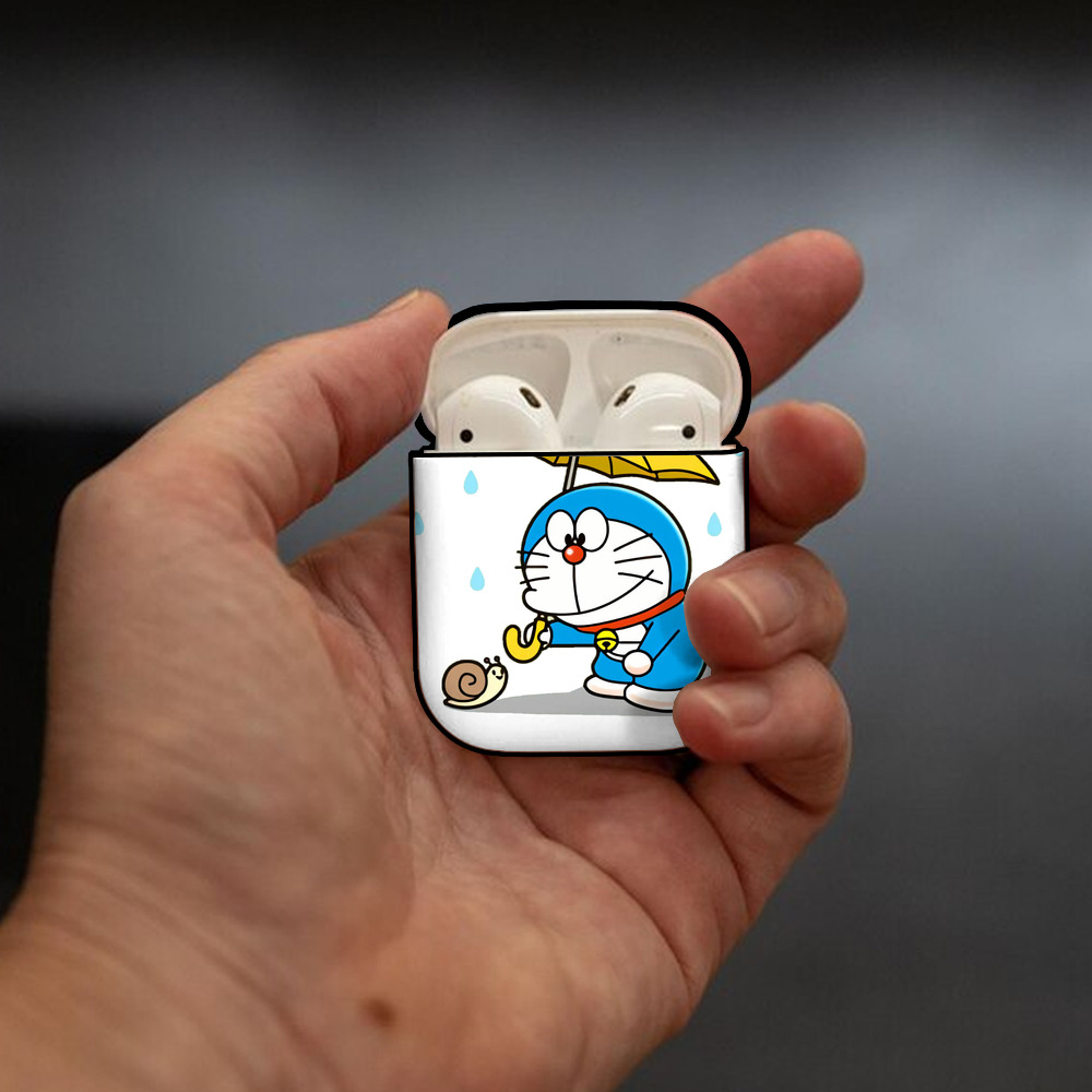 ドラえもん Doraemon AirPods 第2世代保護ケース ハードシェル ブラック 耐衝撃・防指紋・カラビナ付き