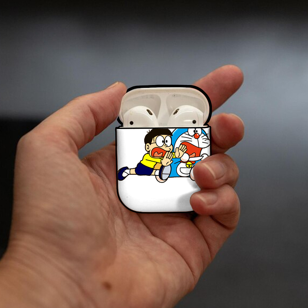 ドラえもん Doraemon AirPods 第2世代保護ケース ハードシェル ブラック 耐衝撃・防指紋・カラビナ付き