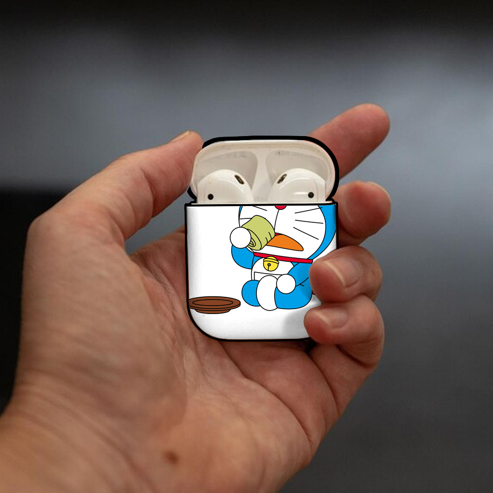 ドラえもん Doraemon AirPods 第2世代保護ケース ハードシェル ブラック 耐衝撃・防指紋・カラビナ付き