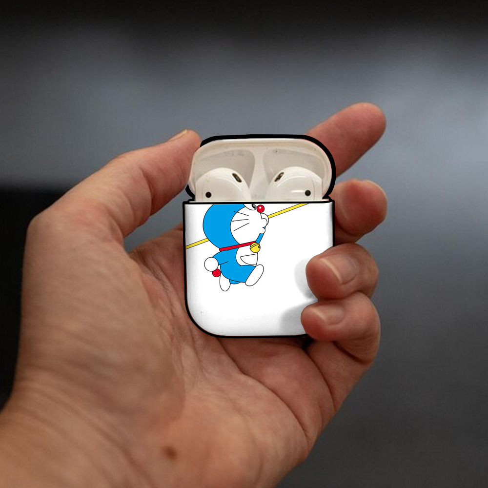 ドラえもん Doraemon AirPods 第2世代保護ケース ハードシェル ブラック 耐衝撃・防指紋・カラビナ付き