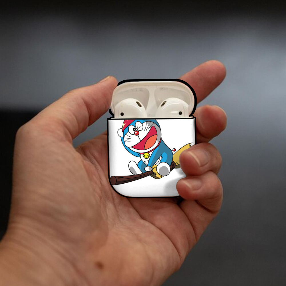 ドラえもん Doraemon AirPods 第2世代保護ケース ハードシェル ブラック 耐衝撃・防指紋・カラビナ付き