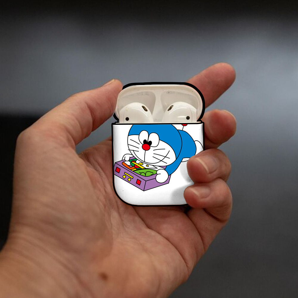 ドラえもん Doraemon AirPods 第2世代保護ケース ハードシェル ブラック 耐衝撃・防指紋・カラビナ付き